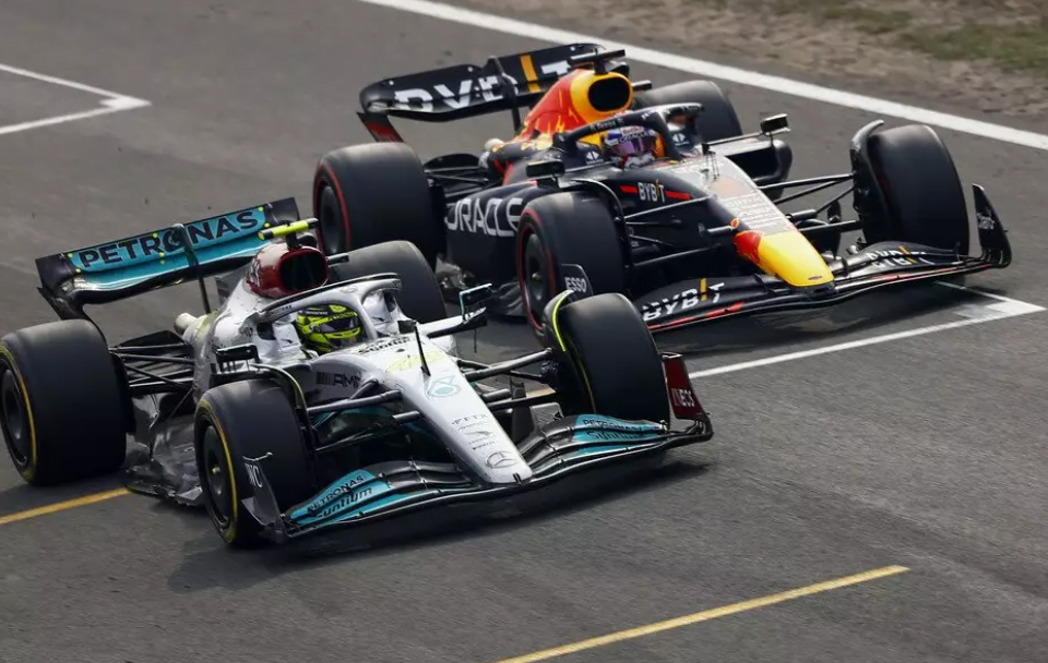 Hamilton lidera Max Verstappen na Holanda